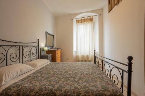 una camera con un grande letto e una finestra di Ponte per la Sardegna e la Corsica dalla Toscana family apartment a Livorno