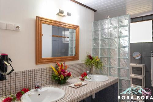Baño con 2 lavabos y espejo en Matira Sunset House N659 DTO-MT, en Bora Bora