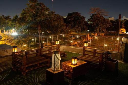 un parque con bancos y luces por la noche en Hostel Gato Colonial en Santo Domingo