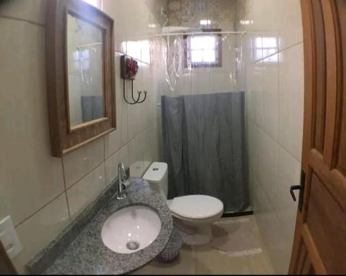 y baño con lavabo, aseo y ducha. en Pouso Casazul en Tiradentes
