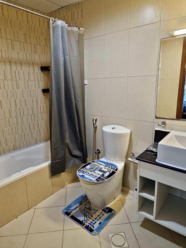 Ένα μπάνιο στο HOLIDAY HOME in Ajman