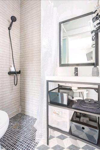 a bathroom with a sink and a mirror and a toilet at Apartamento Picar in Santa Cruz de Tenerife