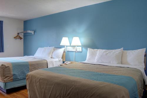 Katil atau katil-katil dalam bilik di Motel 6-The Dalles, OR