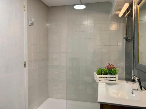Bilik mandi di Big Gran Khan Apartment Canet den Berenguer con Piscina