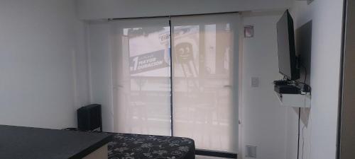una puerta corredera de cristal con una señal en ella en Alquiler Temporario Rosario 16 en Rosario
