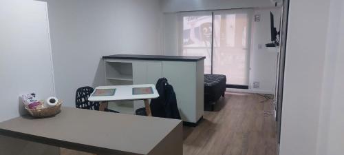 Habitación con escritorio, mesa y silla. en Alquiler Temporario Rosario 16 en Rosario