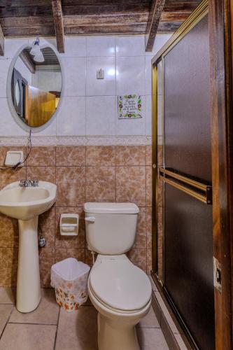 een badkamer met een toilet en een wastafel bij Casa en la colonia Tovar in El Tigre