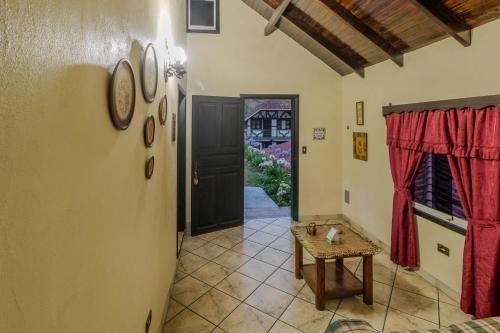 um corredor com uma porta preta e uma mesa em Casa en la colonia Tovar em El Tigre