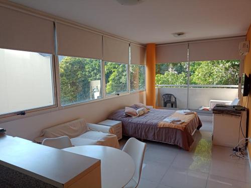 1 dormitorio con 1 cama y sala de estar con ventanas en SOLAR DEL ABASTO, en Buenos Aires