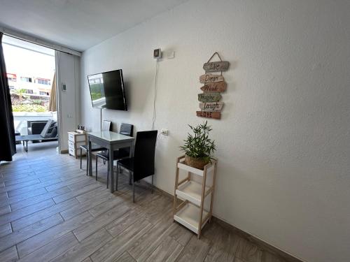 Sunny Apt with terrace coastal area South Arona