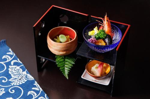 旅館の敷地内または近くでの食事または食べ物