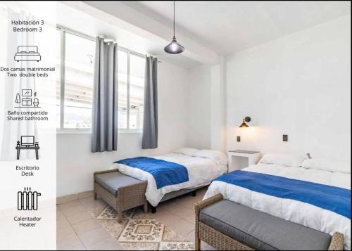 1 dormitorio con 2 camas y ventana en Great location Apartment in Pachuca en Coscotitlán