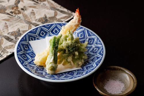 旅館の敷地内または近くでの食事または食べ物