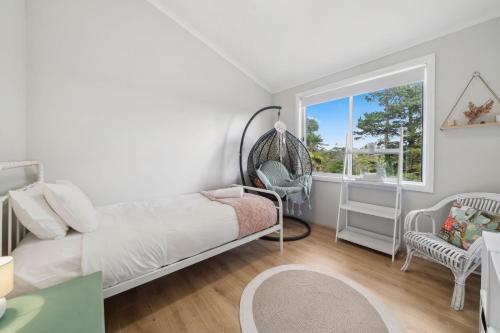 ein Schlafzimmer mit einem Schaukelbett und einem Fenster in der Unterkunft Clementine in Katoomba