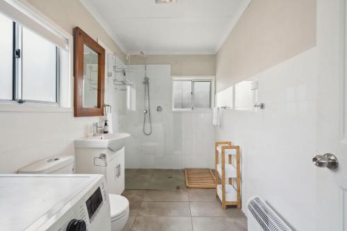 ein Bad mit einem WC, einem Waschbecken und einer Dusche in der Unterkunft Clementine in Katoomba