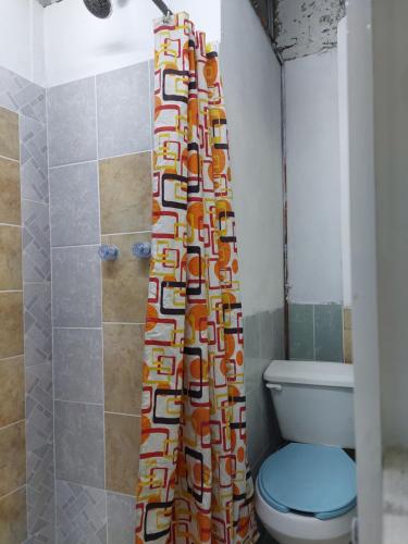 uma casa de banho com um WC e uma cortina de chuveiro em Habitación privada en Casa compartida, 4 adultos em Cidade do México