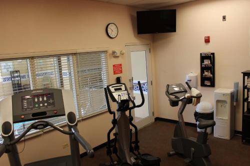 Gimnasio o instalaciones de fitness de Holiday Inn Express Hotel & Suites Chicago-Algonquin, an IHG Hotel