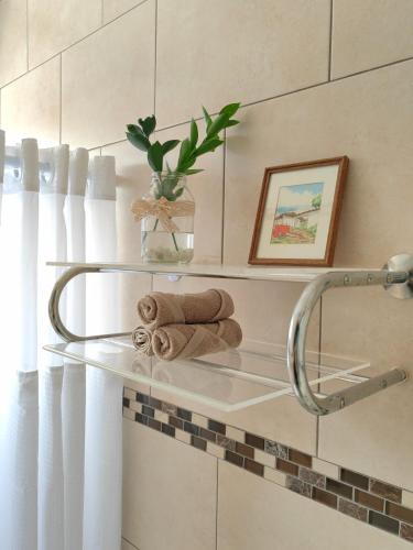 a shelf in a bathroom with a towel at Apt Morpho Cas'Aguacate close to Airport, Pedregal, Centro Convenciones in Potrerillos