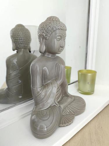 two statues sitting on a shelf in front of a mirror at Apt Morpho Cas'Aguacate close to Airport, Pedregal, Centro Convenciones in Potrerillos