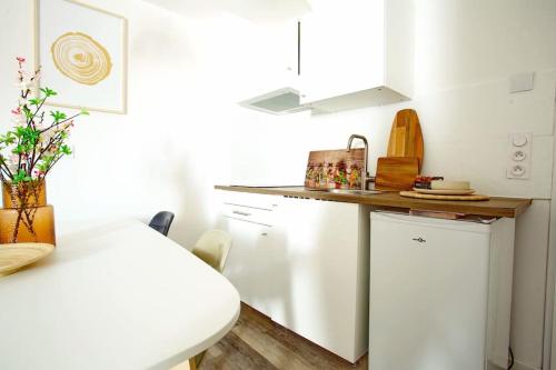 cocina con armarios blancos y encimera en Petit aixois centre historique avec clim, en Aix-en-Provence