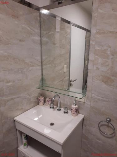 ein Badezimmer mit Waschbecken und Spiegel in der Unterkunft Edificio Charlotte (zona centro) in Posadas