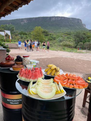 uma exibição de frutas e legumes em cima de barris em SÍTIO CAPÃO DO MEL em João Pessoa