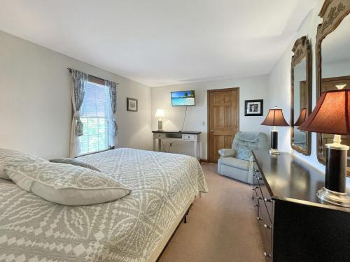 um quarto com uma cama, uma secretária e uma cadeira em High View at Short Sands condo em York