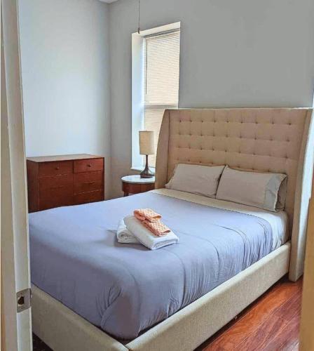 a bedroom with a large bed with a blue blanket at 1BR W&D Near BJ Hospital Forest Park Zoo in Tower Grove