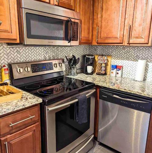 a kitchen with a stove and a microwave at 1BR W&D Near BJ Hospital Forest Park Zoo in Tower Grove
