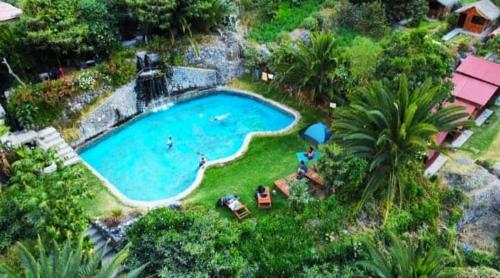 - une vue aérienne sur la piscine dans la cour dans l'établissement Eden Lodge, à Cabanaconde