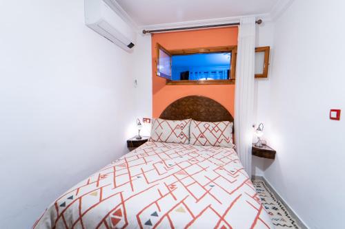 a bedroom with a bed and a window at Dar Jinane in Chefchaouene