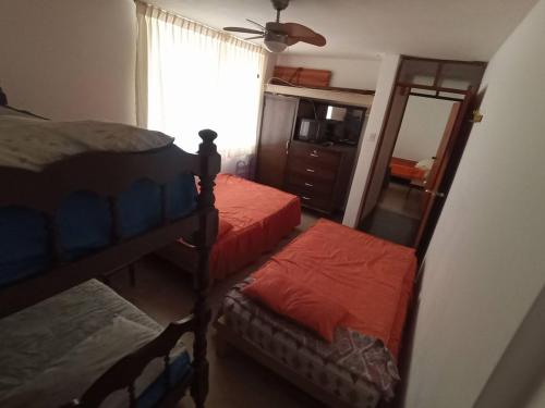 een slaapkamer met 2 stapelbedden en een spiegel bij Siéntete como en casa in Ilo