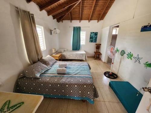 Mano Juan的住宿－Saona Típica B&B，一间卧室配有一张床和一个沙发