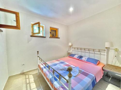 - une chambre avec un lit et un miroir mural dans l'établissement Canj Family Resort, à Čanj