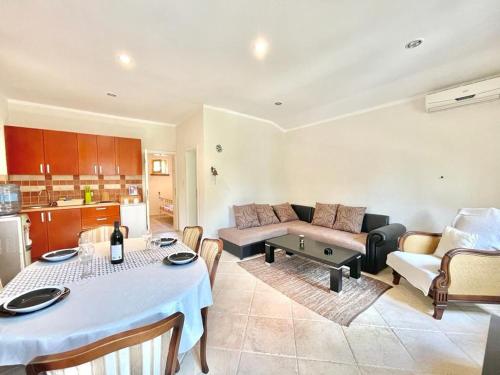 ein Wohnzimmer mit Tisch und Couch in der Unterkunft Canj Family Resort in Čanj