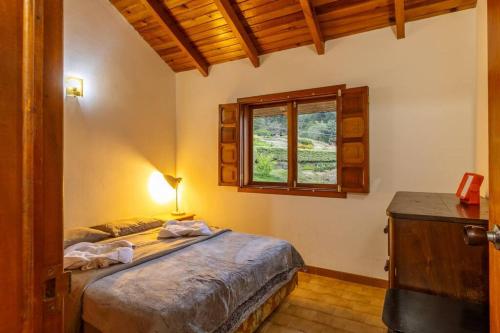 um quarto com uma cama e uma janela em Cabaña duplex el Sosiego. em El Tigre