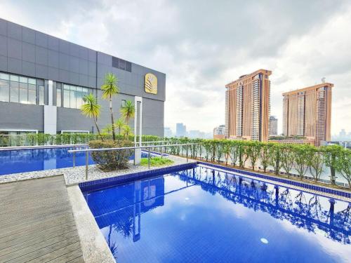 a pool on the roof of a building with buildings at 3min to Pavilion & MRT [1-6Pax] View Menara 118 by MOJI HOME in Kuala Lumpur