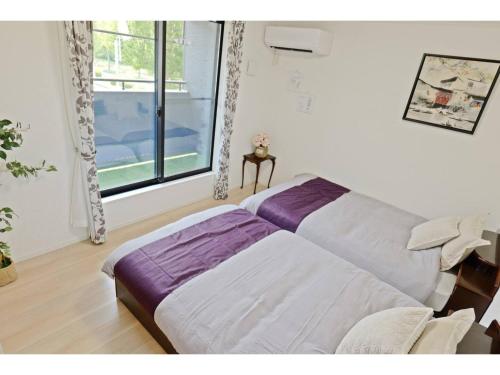 Duas camas num quarto com uma janela em Ciao No,361 - Vacation STAY 61635v em Tsukuba