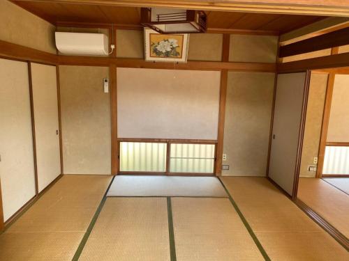 una habitación vacía con una pintura en la pared en HANAMIDORI Soshino Sanso - Vacation STAY 16181 en Gujo