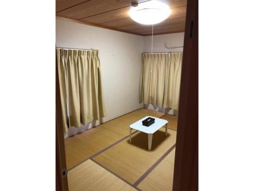 una habitación vacía con mesa y cortinas en HANAMIDORI Oppara no Yado - Vacation STAY 16099 en Gujo