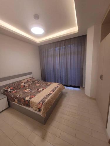 um quarto com uma cama num quarto com uma janela em Alsam Real Estate Gust House em Addis Ababa