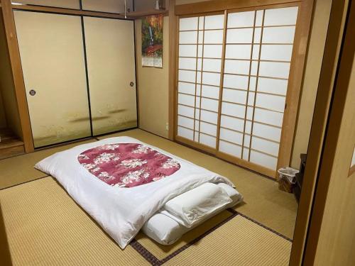 een kamer met een bed in het midden van een kamer bij HANAMIDORI Sugata Hotaru no Sato - Vacation STAY 16201 in Gujo