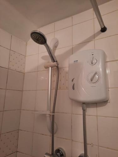 La salle de bains est pourvue d'une douche avec un pommeau de douche. dans l'établissement Toro's place, à Sedgley