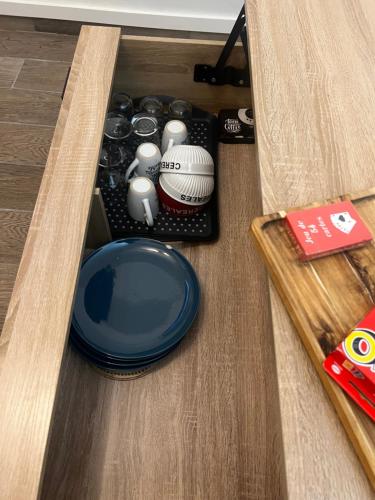 un tiroir dans une table avec une plaque bleue dans l'établissement Lilliputiens, à Rouen