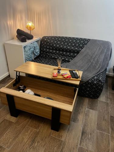un salon avec un canapé et une table basse dans l'établissement Lilliputiens, à Rouen