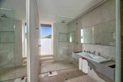 W łazience znajduje się umywalka i prysznic. w obiekcie Hotel Boutique Maloka w mieście Flandes