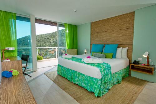 ein Schlafzimmer mit einem großen Bett und einem großen Fenster in der Unterkunft Hotel Boutique Maloka in Flandes