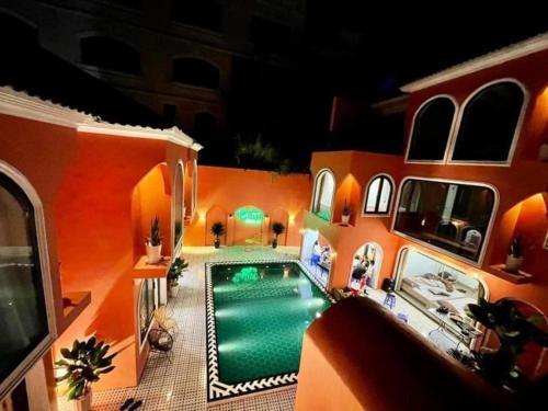 une vue aérienne d'une maison avec piscine dans l'établissement L’abri Retreat _ Venuestay, à Tam Ðảo