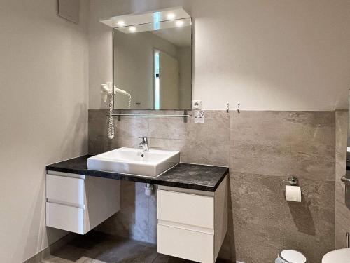 ein Bad mit einem Waschbecken und einem Spiegel in der Unterkunft One-Bedroom Holiday home in Wendtorf 12 in Wendtorf
