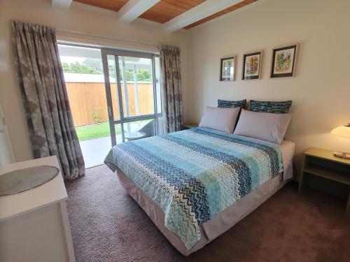 מיטה או מיטות בחדר ב-Quiet. Comfy Oasis in Whangarei